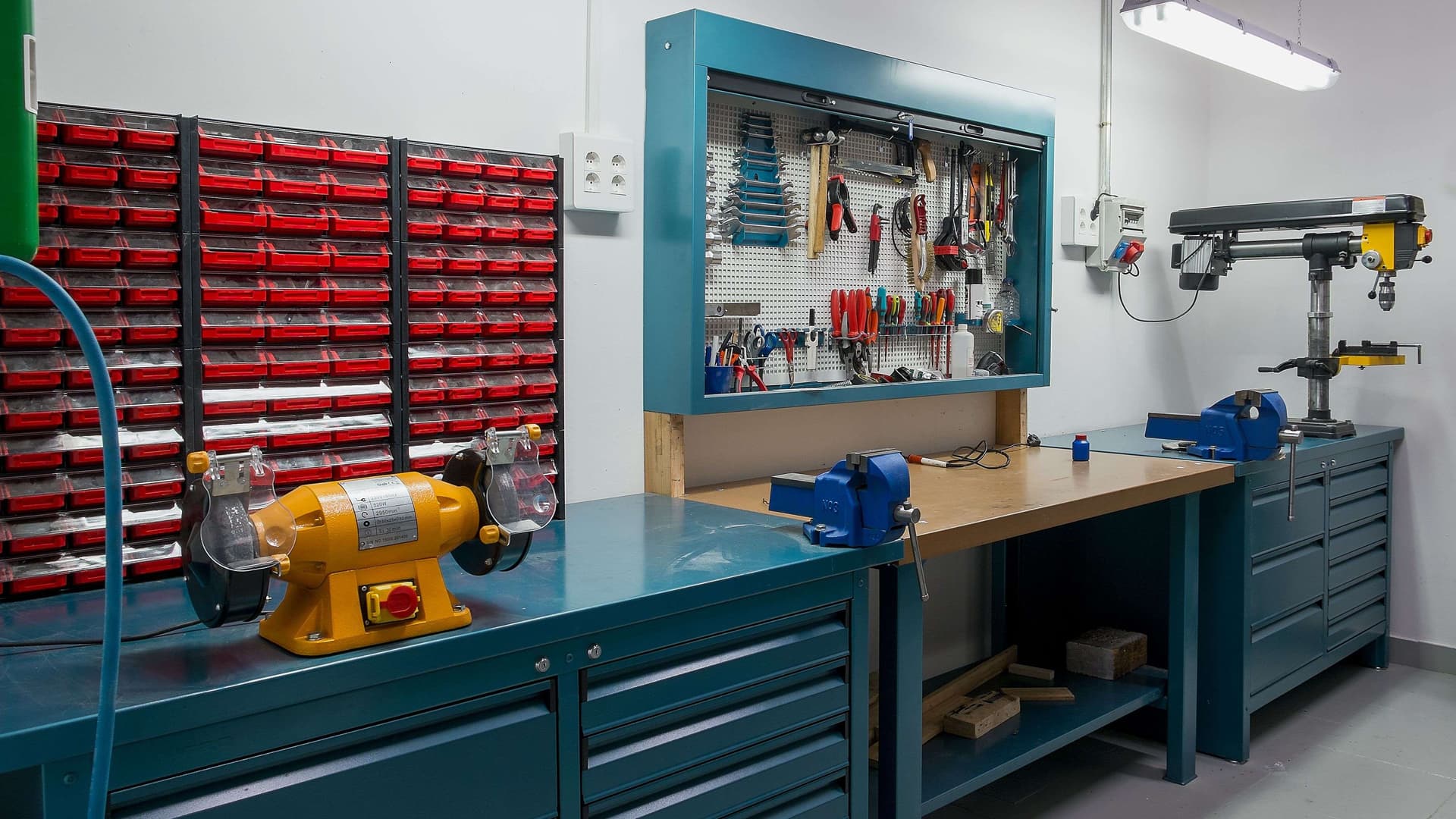 Professional Workshop Furniture for Modern Industrial Workspaces