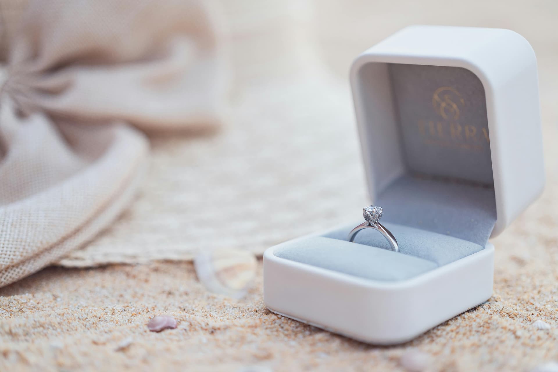 Why Custom Jewelry Box Packaging Is Essential for Brand Identity