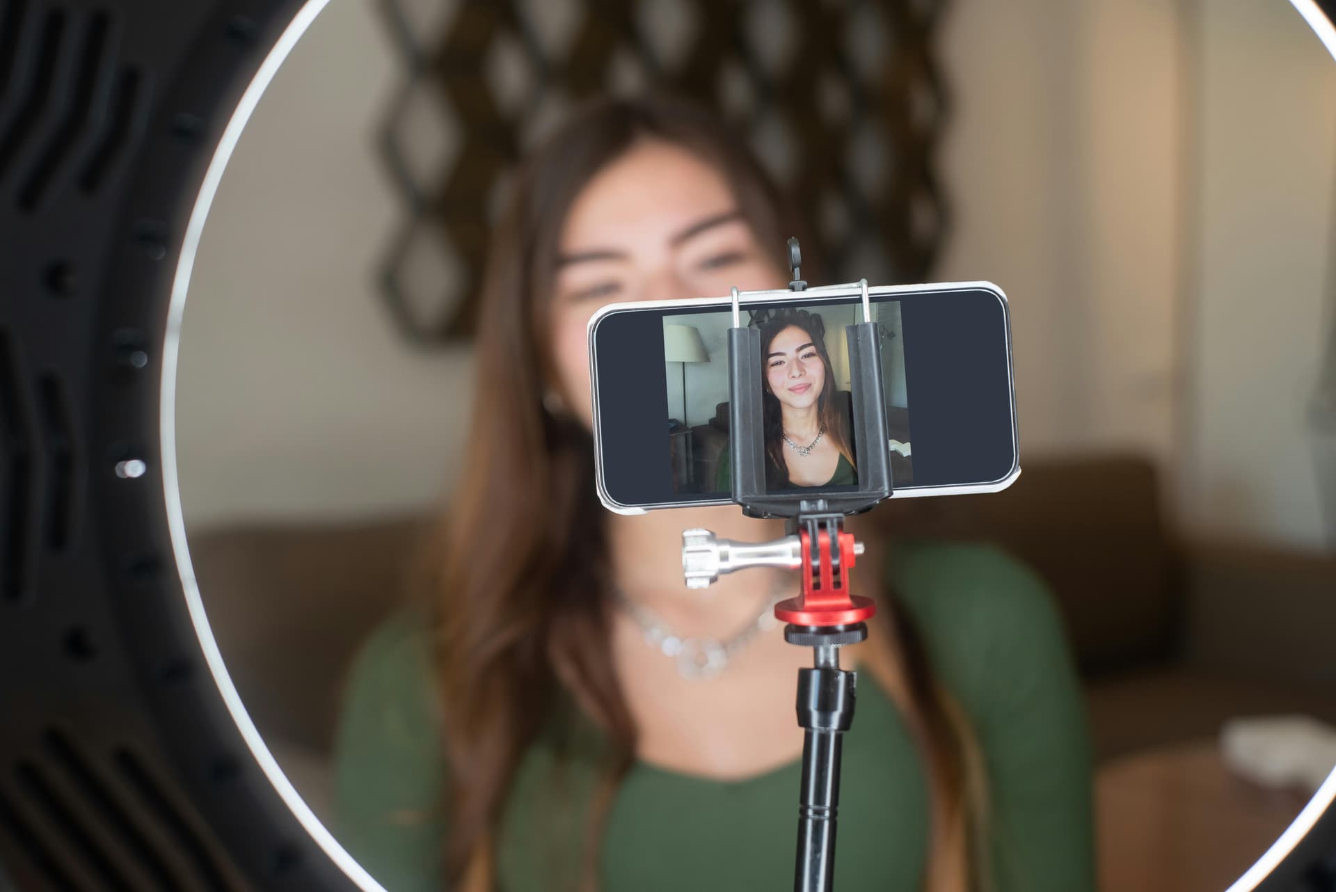 Why Hohem’s Gimbal Stabilizer Leads in Innovation and Design