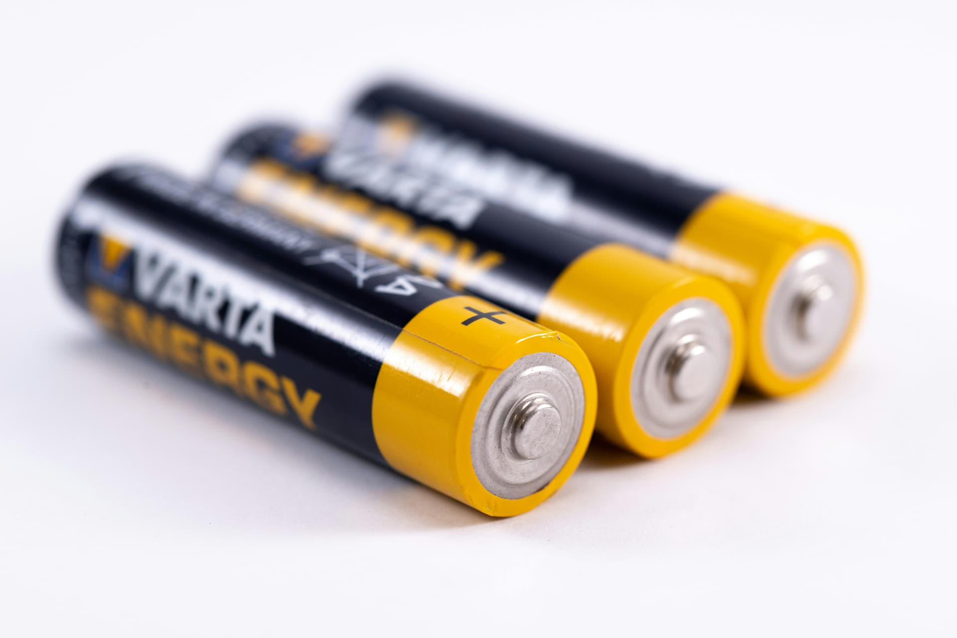 Benefits of Partnering with MANLY for Wholesale Lithium Batteries