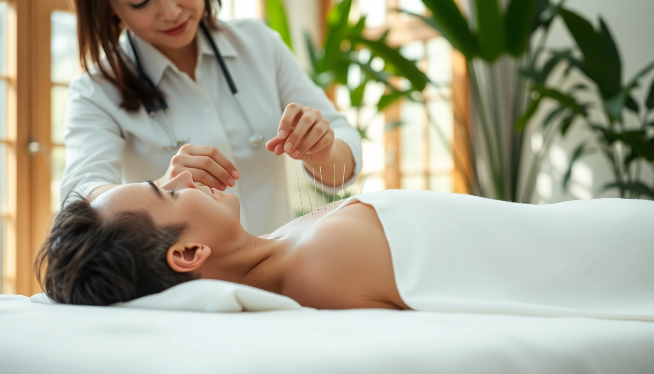 Seorang Sinshe sedang melakukan akupunktur pada pasien di klinik TCM yang tenang.
