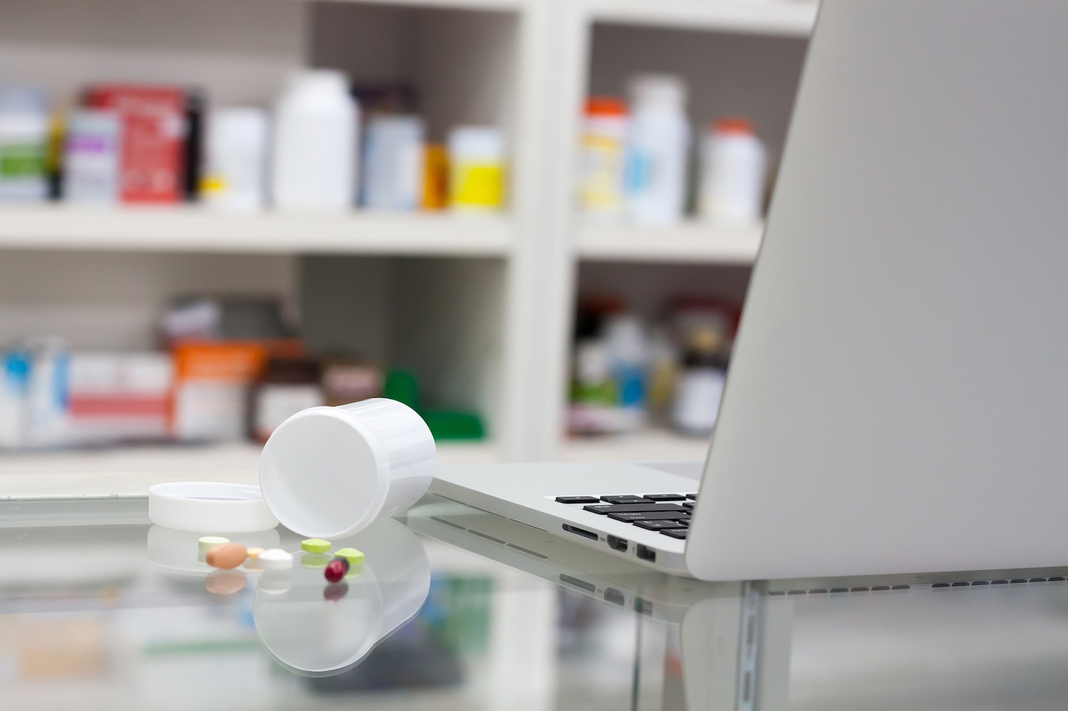 Erfahrungsberichte und Analysen von Online-Apotheken auf https://www.apotheken-erfahrung.com