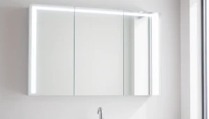 Spiegelschrank mit LED Beleuchtung in modernem Badezimmerdesign zeigt stilvolle Details.