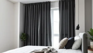 Verduisterende gordijnen in een moderne slaapkamer creëren een rustige en sfeervolle ruimte.